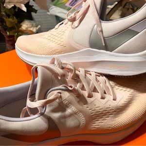 Size 10  womens nike zoom winflo 6